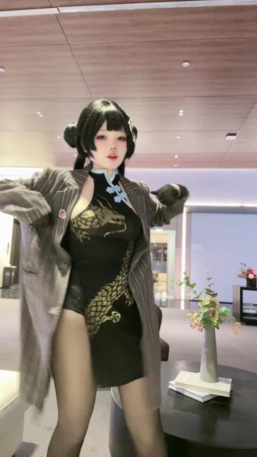 ZinieQ的佩罗娜角色COSPLAY，可爱至极