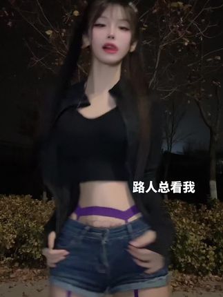 萱萱仙女短视频合集，热门卡点视频《朝你大胯捏一把》